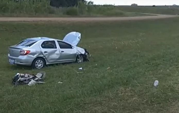 Autopista: se le rompió el neumático a un remis y terminó al costado del camino
